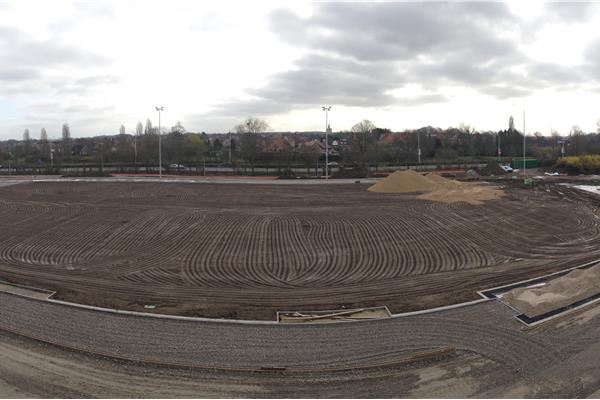 Aanleg kunststof atletiekpiste in PU en natuurgras voetbalveld - Sportinfrabouw NV